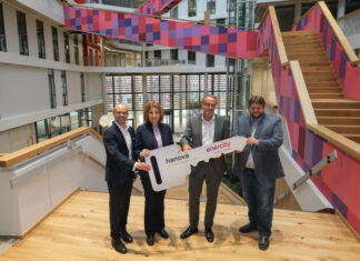 Schlüsselübergabe: enercity bezieht größtes Passivhaus Norddeutschlands hanova-Geschäftsführer Karsten Klaus, enercity-CEO Dr. Susanna Zapreva, enercity-Vorstand Dirk Schulte und Lars Kelich (Aufsichtsratsvorsitzender hanova und Aufsichtratsmitglied enercity)