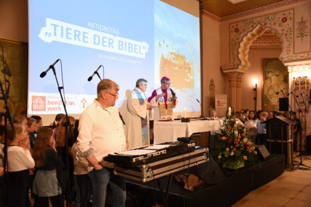 Kinderliedermacher Reinhard Horn (v.l.) hat mit dem Projektchor der Bonifatius-Grundschule Hannover den Aktionstag musikalisch mitgestaltet.