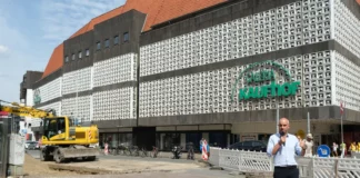 Oberbürgermeister Belit Onay vor dem ehemaligen Galeria Kaufhof Gebäude
