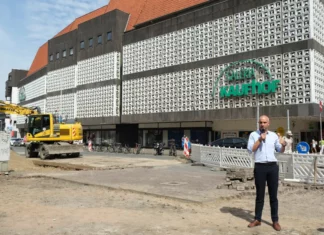 „aufhof“: Einmaliges City-Experiment startet Oberbürgermeister Belit Onay vor dem ehemaligen Galeria Kaufhof Gebäude