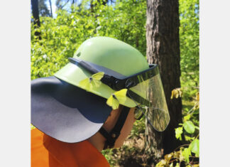 Der Feuerwehr kann man vertrauen – Schmetterlinge landen bei Einsatz auf Helm Schmetterlinge landen bei Einsatz auf Feuerwehrhelm