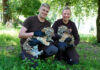 Leiter des Raubkatzenreviers, Marcel Müller und Zootierärztin Venna König bei den ersten Untersuchungen der Neuankömmlinge.