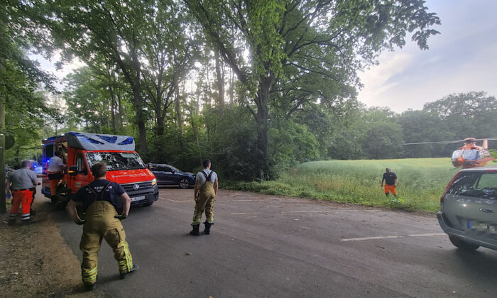 Feuerwehr Krähenwinkel unterstützt den Rettungsdienst bei einem Einsatz am Waldsee.