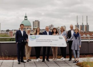 „Deutschlandticket Hannover Job“ – schon 570 Firmen dabei Regionspräsident Steffen Krach (l.) GVH Geschäftsführer, Verkehrsdezernent Ulf-Birger Franz (2.v.r) und ÜSTRA-Vorständin Elke Maria van Zadel (r.).