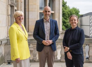 Neugliederung der Dezernate: Oberbürgermeister Belit Onay präsentiert seine Kandidatinnen Auf dem Rathausbalkon in Hannover: Susanne Blasberg-Bense (l), Oberbürgermeister Belit Onay und Eva Bender.