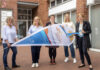 Inge Schomaker (v.l.n.r.), Leiterin des Teams Hilfe zur Pflege der Region Hannover, die Beraterinnen im Stützpunkt Ina Breiholz-Eberhardt und Cornelia Gudehus, Doris Lange, Fachbereichsleiterin Soziales Stadt Langenhagen, und Dr. Andrea Hanke, Dezernentin für Soziale Infrastruktur der Region Hannover bei der Vorstellung des neuen Senioren- und Pflegestützpunktes in Langenhagen, bei der Eröffnung im Juli 2022.