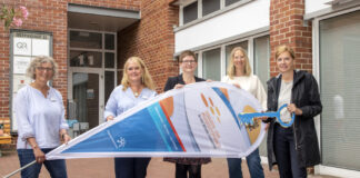 Inge Schomaker (v.l.n.r.), Leiterin des Teams Hilfe zur Pflege der Region Hannover, die Beraterinnen im Stützpunkt Ina Breiholz-Eberhardt und Cornelia Gudehus, Doris Lange, Fachbereichsleiterin Soziales Stadt Langenhagen, und Dr. Andrea Hanke, Dezernentin für Soziale Infrastruktur der Region Hannover bei der Vorstellung des neuen Senioren- und Pflegestützpunktes in Langenhagen, bei der Eröffnung im Juli 2022.