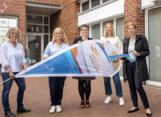 Ein Jahr Senioren- und Pflegestützpunkt Nord Inge Schomaker (v.l.n.r.), Leiterin des Teams Hilfe zur Pflege der Region Hannover, die Beraterinnen im Stützpunkt Ina Breiholz-Eberhardt und Cornelia Gudehus, Doris Lange, Fachbereichsleiterin Soziales Stadt Langenhagen, und Dr. Andrea Hanke, Dezernentin für Soziale Infrastruktur der Region Hannover bei der Vorstellung des neuen Senioren- und Pflegestützpunktes in Langenhagen, bei der Eröffnung im Juli 2022.
