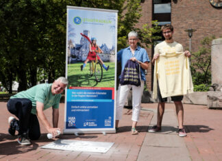 Langenhagens Stadtradelnde brechen auch 2023 städtische Bestmarke Im Rathaus-Innenhof sprayt Bürgermeister Mirko Heuer (v. li.) im Beisein der Klimaschutzmanagerin Christine Pfülb und Sammy Rehbock von Soulstyle das Stadtradeln-Logo mit Kreide auf das Pflaster
