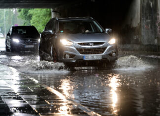 Teile von Süd-Niedersachsen von starkem Unwetter betroffen Hochwasser - Straße überflutet