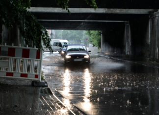 Hochwassersituation in der Landeshauptstadt Hannover Hochwasser - Straße überflutet
