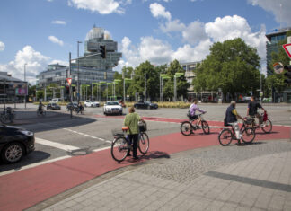 Verbesserung der Radverkehrssicherheit – Temporäre Piktogramme auf Radwegen Verbesserung der Radverkehrssicherheit – Temporäre Piktogramme auf Radwegen. Hier Marienstraße/Ecke Aegidientorplatz.