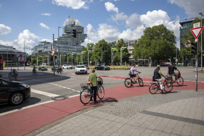 Verbesserung der Radverkehrssicherheit – Temporäre Piktogramme auf Radwegen. Hier Marienstraße/Ecke Aegidientorplatz.