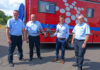 Regionspräsident Steffen Krach lässt sich die neue Flugtechnik vorführen. (v.l.) Lars-Robert Schwieger (Stellv. RegBM), Volker Kluth (Abschnittsleiter V), Steffen Krach, Karl-Heinz Mensing (RegBM)
