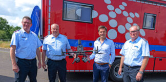 Regionspräsident Steffen Krach lässt sich die neue Flugtechnik vorführen. (v.l.) Lars-Robert Schwieger (Stellv. RegBM), Volker Kluth (Abschnittsleiter V), Steffen Krach, Karl-Heinz Mensing (RegBM)