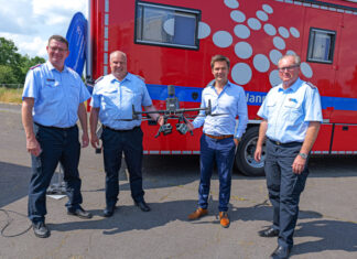 Region Hannover: Regionsfeuerwehrbereitschaften erhalten fünf neue Drohnen Regionspräsident Steffen Krach lässt sich die neue Flugtechnik vorführen. (v.l.) Lars-Robert Schwieger (Stellv. RegBM), Volker Kluth (Abschnittsleiter V), Steffen Krach, Karl-Heinz Mensing (RegBM)