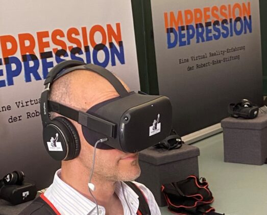 Beschäftigte der Landeshauptstadt Hannover fühlen sich mittels VR-Brillen in die Psyche depressiv erkrankter Menschen ein. Oberbürgermeister Belit Onay testet diese Möglichkeit.