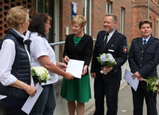 Wunstorf: Behördenleitung der Polizeidirektion Hannover würdigt Zivilcourage vierer Frauen Bild der Verleihung der Ehrenurkunden für vorbildhaftes Verhalten