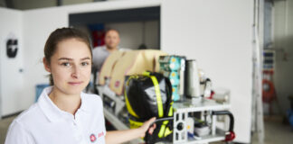 Eine FSJlerin und Rettungssanitäterin der Johanniter im Einsatz.