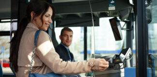 Fahrgäste kaufen Tickets im Bus immer häufiger bargeldlos