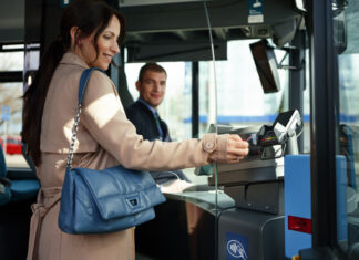 Fahrgäste kaufen Tickets im Bus immer häufiger bargeldlos Fahrgäste kaufen Tickets im Bus immer häufiger bargeldlos
