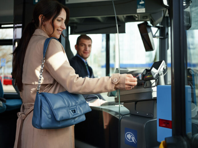 Fahrgäste kaufen Tickets im Bus immer häufiger bargeldlos