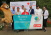 Alfie (Maskottchen des JRK), Dirk Holz (Geschäftsführer DRK-Kinder- und Jugendhilfe), Marlis Spieker-Kuhmann (DRK-Vorständin), Christian Quade (Referent Jugendrotkreuz), Martina Rust (DRK-Präsidentin), Anton Verschaeren (DRK-Vorstandsvorsitzender), Lukas Kleinrensig (Leitung Jugendrotkreuz Region Hannover), Sabrina Ricottone (stellv. Leitung Jugendrotkreuz Region Hannover)