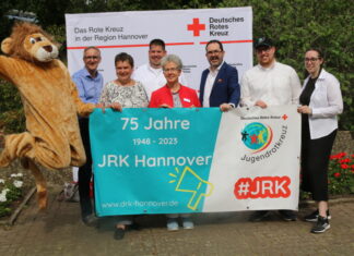 Jugendrotkreuz feiert 75. Jubiläum mit 2000 Besuchern im Stadtpark Alfie (Maskottchen des JRK), Dirk Holz (Geschäftsführer DRK-Kinder- und Jugendhilfe), Marlis Spieker-Kuhmann (DRK-Vorständin), Christian Quade (Referent Jugendrotkreuz), Martina Rust (DRK-Präsidentin), Anton Verschaeren (DRK-Vorstandsvorsitzender), Lukas Kleinrensig (Leitung Jugendrotkreuz Region Hannover), Sabrina Ricottone (stellv. Leitung Jugendrotkreuz Region Hannover)