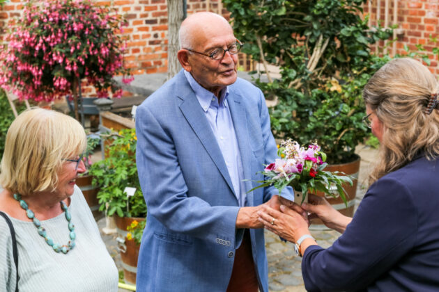 Prof. Dr. Anke Seegert, Direktorin der Herrenhäuser Gärten, bedankte sich für die Standortwahl mit einem Orchideenstrauß.