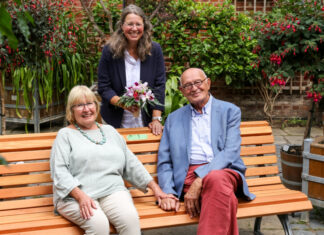 Die „Schmalstieg-Bank“ steht jetzt im Berggarten Prof. Dr. Anke Seegert, Direktorin der Herrenhäuser Gärten mit dem Ehepaar Schmalstieg.
