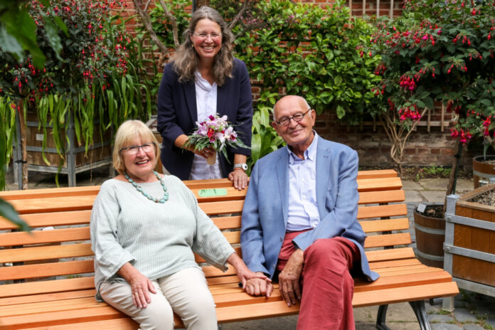 Prof. Dr. Anke Seegert, Direktorin der Herrenhäuser Gärten mit dem Ehepaar Schmalstieg.