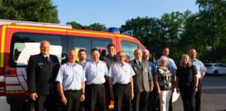 Abschnittsleiter 5 der Regionsfeuerwehr Volker Kluth, Ortsbrandmeister Uwe Glaser, Ruben Hattendorf, Niels Boldt, Florian Windeck Vorsitzender des Vereins Bürger für Kaltenweide, Manfred Jacob, 2. Vorsitzender Schützenverein Kaltenweide Jörg Engel, Ortsbürgermeister Wolfgang Langrehr, Vorsitzende des Feuerschutzausschuß Gudrun Mennecke, Felix Dankowsky, Erste Stadträtin Isabella Gifhorn, stellv. Ortsbrandmeister Florian Köpke.