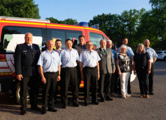 Jahreshauptversammlung Feuerwehr Kaltenweide 2023 Abschnittsleiter 5 der Regionsfeuerwehr Volker Kluth, Ortsbrandmeister Uwe Glaser, Ruben Hattendorf, Niels Boldt, Florian Windeck Vorsitzender des Vereins Bürger für Kaltenweide, Manfred Jacob, 2. Vorsitzender Schützenverein Kaltenweide Jörg Engel, Ortsbürgermeister Wolfgang Langrehr, Vorsitzende des Feuerschutzausschuß Gudrun Mennecke, Felix Dankowsky, Erste Stadträtin Isabella Gifhorn, stellv. Ortsbrandmeister Florian Köpke.