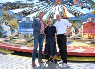 Schützenfest 2023 in Hannover: Spektakuläre Fahrgeschäfte und gemütliche Biergärten (v.l.) Bernd Röder (Festleiter), Konstanze Beckedorf (Sport- und Kulturdezernentin LHH), Rolf Sonnenberg (Leiter FB Sport, Bäder und Eventmanagement LHH)