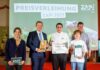 Staatssekretaer Marco Hartrich ueberreicht den Sonderpreis Artenschutz aktiv. - Foto: Bargiel / Erlebnis-Zoo Hannover