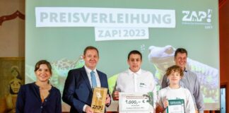 Staatssekretaer Marco Hartrich ueberreicht den Sonderpreis Artenschutz aktiv. - Foto: Bargiel / Erlebnis-Zoo Hannover