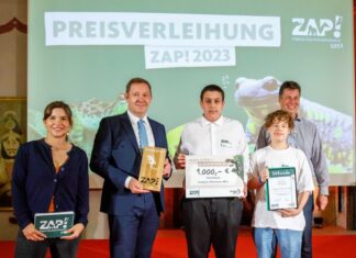 ZOO-ARTENSCHUTZ-PREIS ZAP! 2023: JUGEND SCHÜTZT AMPHIBIEN Staatssekretaer Marco Hartrich ueberreicht den Sonderpreis Artenschutz aktiv. - Foto: Bargiel / Erlebnis-Zoo Hannover