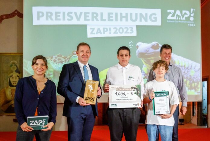 Staatssekretaer Marco Hartrich ueberreicht den Sonderpreis Artenschutz aktiv. - Foto: Bargiel / Erlebnis-Zoo Hannover