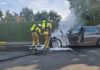 Motor eines BMW gerät in Brand. Feuerwehr löscht mit Wasser und Schaum