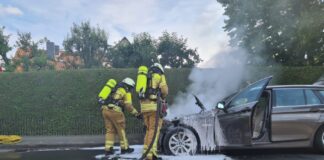 Motor eines BMW gerät in Brand. Feuerwehr löscht mit Wasser und Schaum