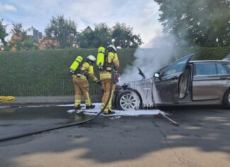 Motorbrand während der Fahrt Motor eines BMW gerät in Brand. Feuerwehr löscht mit Wasser und Schaum