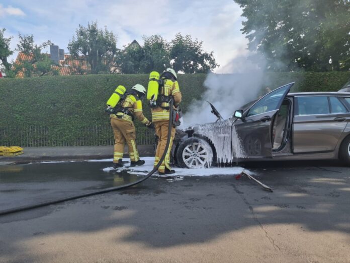 Motor eines BMW gerät in Brand. Feuerwehr löscht mit Wasser und Schaum