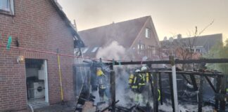 Von Flammen zerstörter Holzanbau