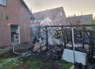 Burgdorf: Holzanbau neben Einfamilienhaus in Brand geraten Von Flammen zerstörter Holzanbau