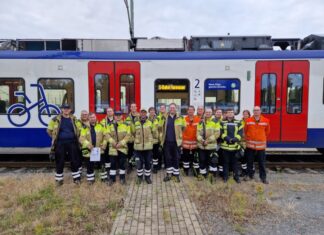Feuerwehr Kaltenweide: Rettungsmöglichkeiten aus den neuen Schienenfahrzeugen Feuerwehr Kaltenweide traf sich bei Transdev