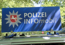 Tag der Verkehrssicherheit 2026: Polizei Niedersachsen im Einsatz Schild: Infomobil der Polizei
