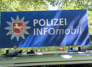 Tag der Verkehrssicherheit 2026: Polizei Niedersachsen im Einsatz Schild: Infomobil der Polizei