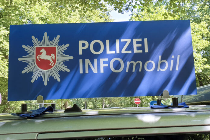 Infomobil der Polizei Schild: Infomobil der Polizei