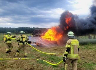 Trecker brannte auf einem Feld bei Poggenhagen Feuerwehreinsatz Treckerbrand