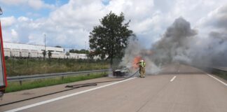 PKW brennt auf der A352